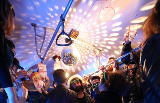 fernandito-tram-party5-560x360