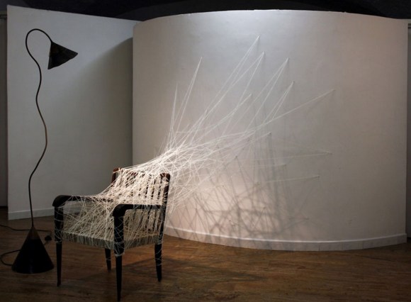 Ilaria-Margutti-_-Il-filo-dellimperfetto-_-2009_2013-_-installazione-con-sedia-e-fili-